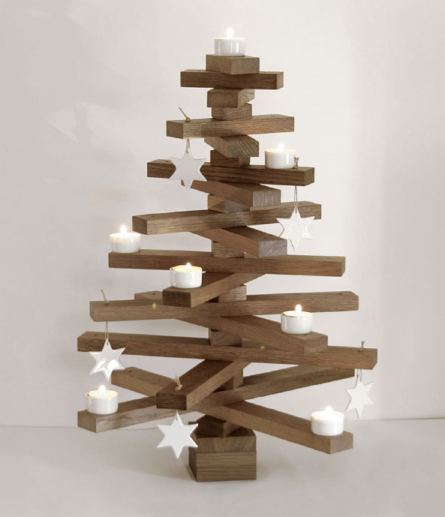 HolzWeihnachstbaum in geräucherter Eiche mit Dekoration