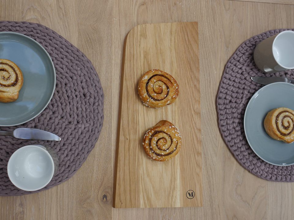 Schneidebrett TILT aus Eiche von MENU mit selbstgebackenen Zimtschnecken