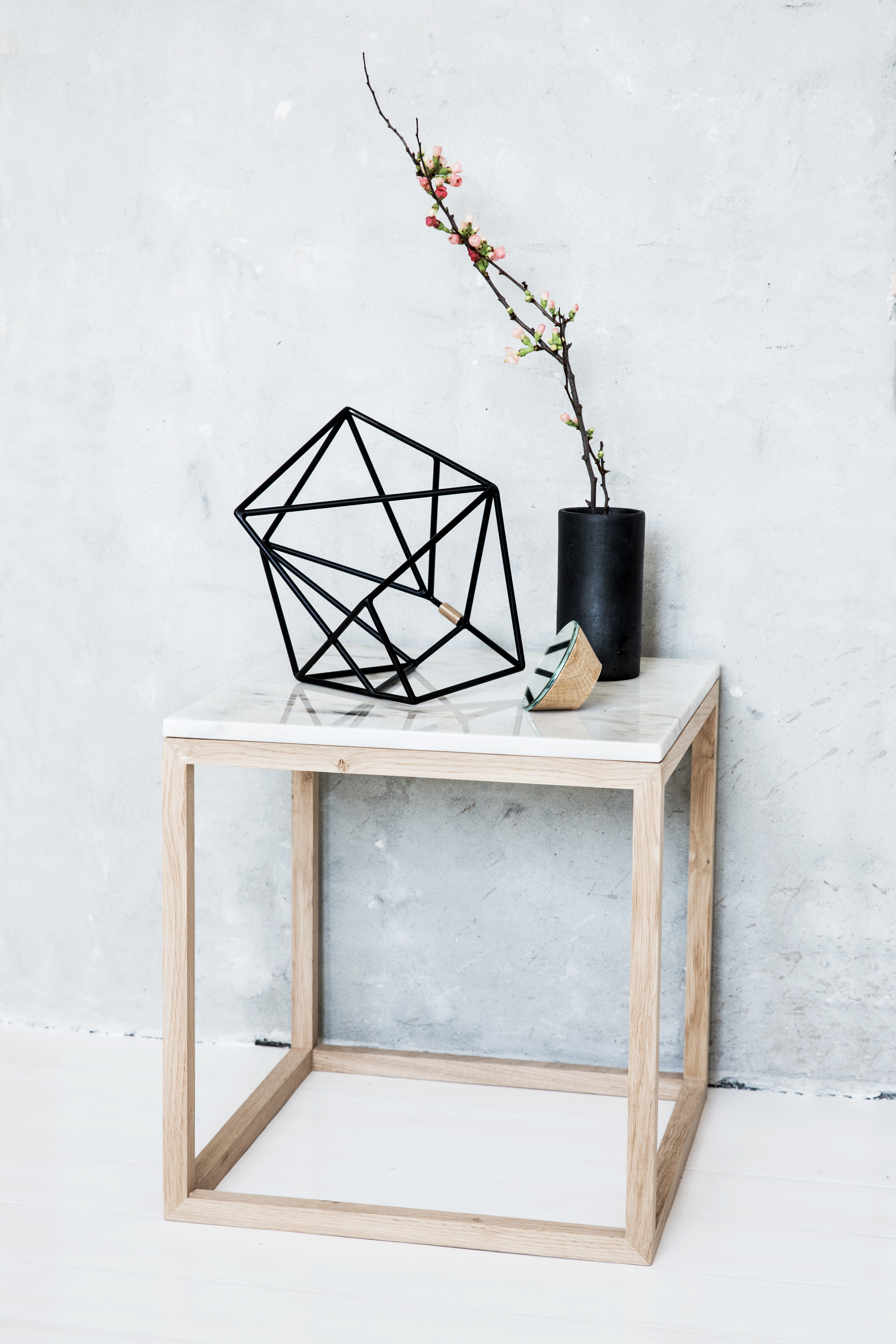 Kontrast von Eichenholz und weißem Marmor: THE CUBE TABLE von Kristina Dam