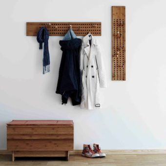 Design-Garderobe SCOREBOARD mit Haken aus Holz von WeDoWood