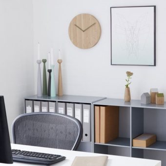 Designer-Uhr WATCH:OUT von applicata als Wanduhr aus Holz im Büro