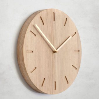 Designer-Wanduhr WATCH:OUT aus Eiche mit Zeigern aus Messing von applicata