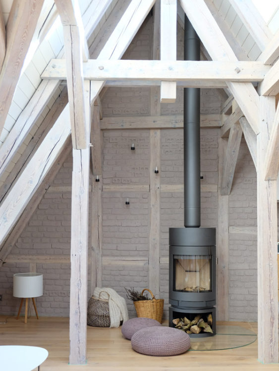 Wohnzimmer mit hellen Farben im skandinavischen Stil