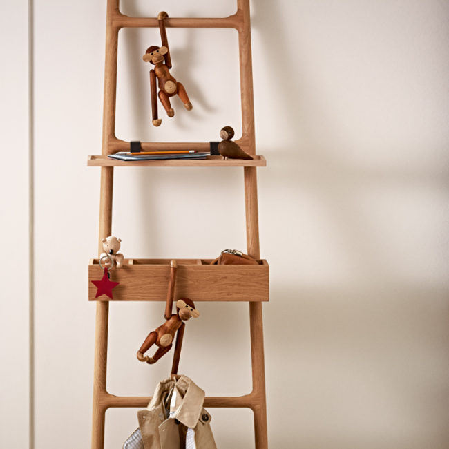 Affen aus Holz hangeln an Leiter mit Holzfigur BEAR und LOVEBIRD