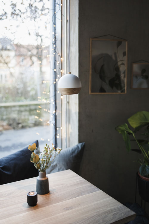 Showroom Cafe Holz und Hygge Kugellampe Ray Mater