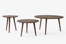 Der große Couchtisch IN BETWEEN SK15 in Eiche geräuchert geölt - zusammen mit dem SK13 (links) und dem SK14 (mitte) runder Couchtisch Holz in Eiche geräuchert geölt IN BETWEEN SK15 von &tradition
