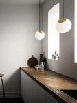 Nordic Tales - BRIGHT SPOT Pendelleuchte aus Glas und Messing in der Küche