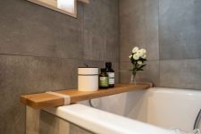 Hochwertiges BADEBRETT von Raumgestalt als stilvolle Ablage im Badezimmer - Foto: Franziska Grund Badewannenablage Holz BADEBRETT Raumgestalt