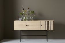 Klare Linien, ein moderner Materialmix und eine hochwertige Verarbeitung kennzeichnen das Sideboard ARRAY von WOUD Sideboard aus Holz mit Metallgestell - ARRAY von WOUD