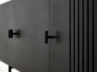 Detailansicht der Türen des Sideboards ARRAY in Eiche, schwarz lackiert von WOUD mit geometrischen Details Sideboard in Eiche schwarz - ARRAY von WOUD