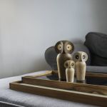Auf einem Holztablett können die Eulenfiguren OWL von architectmade nach Belieben stilvoll in Szene gesetzt werden - einzeln oder im Zusammenspiel mit anderen Dekoobjekten architectmade - OWL Holztiere Eulen im dänischen Design
