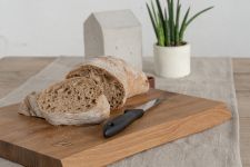 Wellenförmige Kanten, natürliche Materialien und eine hochwertige Verarbeitung machen die Schneidebretter CHOP CHOP von Rio Lindo zu einem echten Blickfang Riio Lindo - CHOP CHOP Servierbrett und Schneidebrett aus Holz und Leder