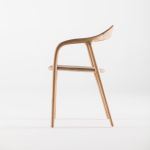 Seitenansicht des Armlehnstuhls NEVA von Artisan in Eiche, weiß geölt Armlehnstuhl aus Holz in Eiche für den Esstisch - NEVA von Artisan