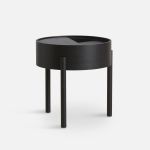 Runder Beistelltisch ARC SIDE TABLE von WOUD mit verstecktem Stauraum aus Holz in Esche, schwarz lackiert Beistelltisch mit Stauraum aus Holz in Esche schwarz - ARC SIDE TABLE von WOUD