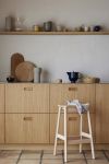 Modernes Küchensetting mit dem Barhocker ANGLE STANDARD BAR STOOL von RFORM & REFINE in heller Buche Barhocker aus Holz in Buche im skandinavischen Design Angle Standard Bar Stool von FORM & REFINE