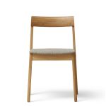 Stapelstuhl aus Holz gepolstert in Eiche natur, geölt - Der Blueprint Chair von Form and Refine