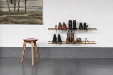 Schuhablage SHOE RACK aus hellem Bambus im dänischen Design - Mit Wandhalterung aus Schwarzstahl Schuhablage im dänischen Design von We Do Wood - SHOE RACK