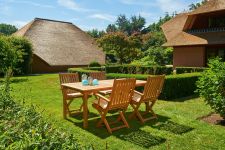 Einladende Outdoor-Sitzgruppe mit dem Teakholz Gartentisch THEODORA von Traditional Teak