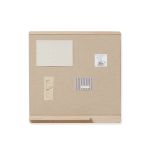 Mit einer Größe von 75x75 cm bietet die Pinnwand RIM PINBOARD von FORM & REFINE ausreichend viel Platz für verschiedene Notizen und Fotos Rim Pinboard von Form & Refine - Pinnwand aus Holz in Eiche weiß geölt