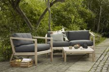 In Kombination des Outdoor Sofas VIRKELYST mit dem passenden Sessel und Couchtisch VIRKELYST von Skagerak entsteht eine einladende Loungeecke im Garten Outdoor Sofa 2-Sitzer aus Holz in Teak - VIRKELYST 2-SEATER von Skagerak