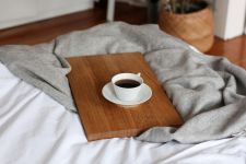 Klare Linien, natürliche Materialien und eine hochwertige Verarbeitung kennzeichneen das große Holzbrett von Raumgestalt Großes Küchenbrett aus Holz als Schneidebrett in Eiche von Raumgestalt