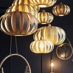 Design-Hängeleuchten URCHIN PENDANT in verschiedenen Größen und Holzarten von Tom Raffield Tom Raffields URCHIN PENDANT - Design-Hängeleuchten aus Holzfurnier in verschiedenen Ausführungen