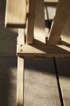 Detailaufnahme des hochwertigen Gestells des BM5568 DECK CHAIR von Carl Hansen & Søn aus FSC-zertifiziertem Teakholz mit Verbindungselementen aus Edelstahl Deck Chair aus Teak im Detail - BM5568 von Carl Hansen & Søn