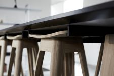 Eine zusätzlich erhältliche Aufhängung erlaubt es den Barhocker HC1 von Andersen Furniture stilvoll und platzsparend unter der Tischplatte zu befestigen, wenn er gerade nicht benötigt wird Aufhängung für Barhocker aus Eiche - HC1 von Andersen Furniture
