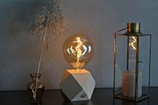 Die Tischlampe OKTO von LeuchtNatur begeistert als stilprägendes Wohnobjekt und stimmungsvolle Lichtquelle mit industriellem Charme Nachttischlampe mit Glühbirne und Holzfuß - OKTA von LeuchtNatur