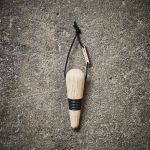 Flaschenverschluss PLUG von The Oak Men aus Holz in Eiche natur mit Gummi und praktischem Band zum Anhängen PLUG von The Oak Men - Flaschenverschluss aus Holz mit Gummi