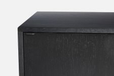 Detail TV Sideboard aus Holz in Eiche schwarz - VIRKA LOW von WOUD