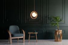 Einladende Sitzecke mit der Pendelleuchte LOER PENDANT von Tom Raffield Tom Raffield Loer Pendant - Pendelleuchte aus Holz in Esche und Glas im Wohnzimmer