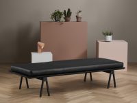 Ton in Ton wirkt die Relaxliege LEVEL DAYBED in Eiche, schwarz lackiert mit schwarzer Lederauflage von WOUD besonders edel WOUD - LEVEL DAYBED Relaxliege aus Holz und Leder im nordischen Design