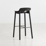 Dänischer Design Barstuhl MONO mit Lehne von WOUD in Eiche, schwarz lackiert von hinten Rückansicht Design Barstuhl mit Lehne aus Holz Eiche schwarz - MONO von WOUD