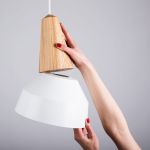 Mit wenigen Handgriffen lässt sich der Lampenschirm der EIKON BASIC von Schneid wechseln Designleuchte EIKON BASIS von Schneid mit Lampenschirm wechselbar