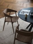 Der schlichte Design-Stuhl AC2 von Anderson Furniture hier in Eiche Geräuchert & Geölt Designer Esszimmerstuhl mit Armlehnen aus Holz - AC2 CHAIR Andersen Furniture