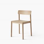 Der stapelbarer Holzstuhl BETTY TK2 von &tradition ist in verschiedenen Holzarten verfügbar - Abbildung in Eiche natur, lackiert BETTY TK2 von &tradition - stapelbarer Holzstuhl aus Eiche