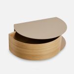 Geöffneter Schlüsselkasten WALLIE von WOUD aus weißpigmentierten Eichenholz mit beigen Metallrahmen Schlüsselkasten aus Holz in Eiche weisspigmentiert beige im dänischen Design - WALLIE von WOUD
