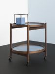 Runder Tabletttisch TRAY TABLE aus Holz in Walnuss geölt mit abnehmbaren Tabletts in Sturmblau von Brdr. Krüger Brdr. Krüger - TRAY TABE 50 Servierwagen rund als Design-Klassiker von Bolling