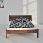 Das stilvolle Bett VILLA von vitamin design in der Variante Amerikanischer Nussbaum VILLA von vitamin design Queen Bett in Amerikanischer Nussbaum