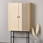 Der moderne Materialmix aus Holz und Metall kennzeichnet maßgeblich den modernen Look des Highboards ARRAY von WOUD Highboard aus Eiche mit Metallgestell - ARRAY von WOUD