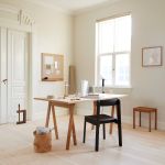 Modernes und auferäumtes Office Setting mit der Pinnwand RIM PINBOARD aus Holz und Canvas von FORM & REFINE Holz Pinnwand aus Eiche - Rim Pinboard von Form & Refine
