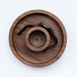 Die runde Schmuckdose bOx von shibui kann zum Verstauen von Schmuck und Uhren genutzt werden stapelbare Schmuckdose aus Holz in Walnuss - bOx von shibui