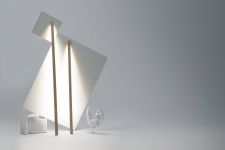 Schmale Designer Stehlampen VOLIGE aus Holz zum Anlehnen an die Wand von DRUGEOT MANUFACTURE schmale Designer-Stehlampen aus Holz zum Anlehnen - VOLIGE von Drugeot Manufacture