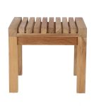 NICE in der Frontansicht: Die Platte des quadratischen Tisches besteht aus gereihten Teakholzlamellen quadratischer Beistelltisch aus Holz für Garten und Terrasse - NICE von Jan Kurtz