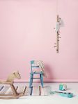 Wo die Garderobe COPENHANGER von We Do Wood zum Einsatz kommt, bleibt einem selbstverständlich selbst überlassen - ob im Flur, im Schlafzimmer oder wie hier im Kinderzimmer Ausgefallene Garderobe aus Holz für das Kinderzimmer - Copenhanger von We Do Wood