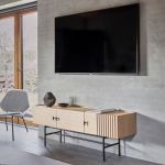 Modernes Wohnzimmer-Setting mit dem Lowboard ARRAY LOW von WOUD in Eiche, weißpigmentiert lackiert ARRAY LOW von WOUD - Lowboard aus Holz mit Metallgestell