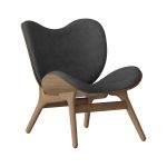 Lounge Sessel in Eiche dunkel mit Bezug in Shadow - A CONVERSATION PIECE LOW LOUNGE CHAIR von UMAGE