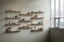 Wandregalsystem aus Holz in Eiche, geölt mit Metall in grau - WALL SHELVING von Moebe