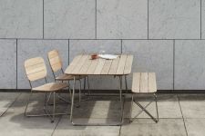 Der Gartentisch LILIUM aus Edelstahl und Teak bietet in Kombination mit der Gartenbank LILIUM und den Gartenstühlen LILIUM von Skagerak Platz für 4 bis 6 Personen Skagerak - LILUM TABLE Gartentisch aus Edelstahl und Teak im dänischen Design